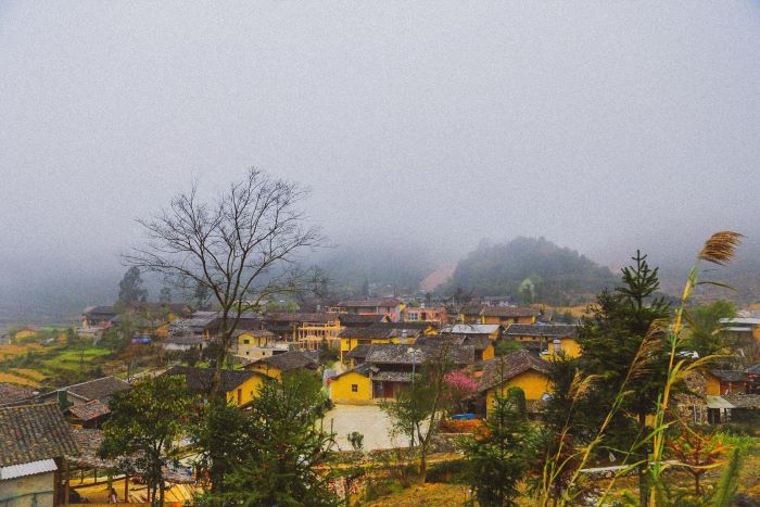 Du lịch Hà Giang tháng 12 ghé thăm bản làng dân tộc.